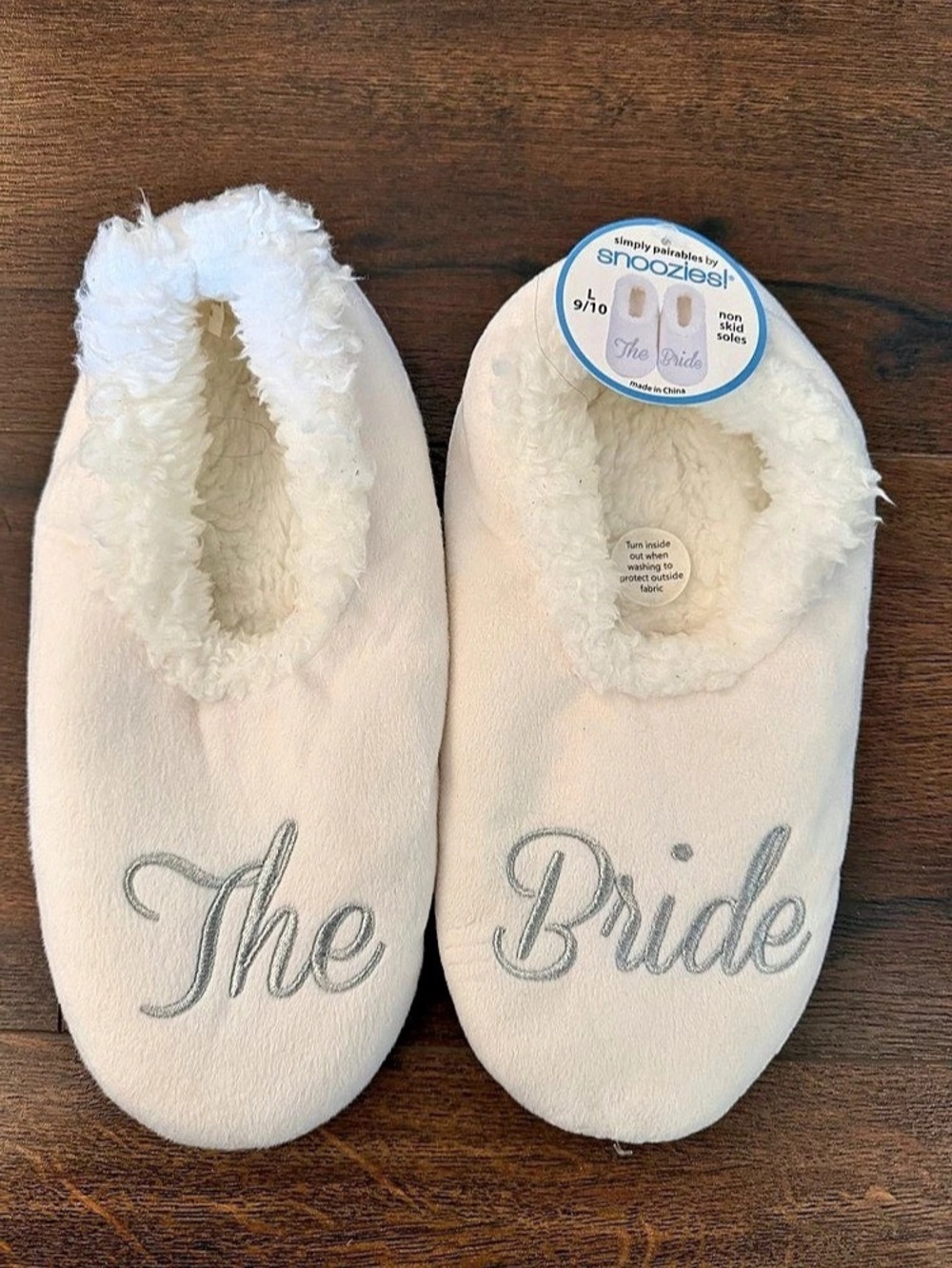 Snoozies Cozy Faux Fur Slippers NWT in Cream
